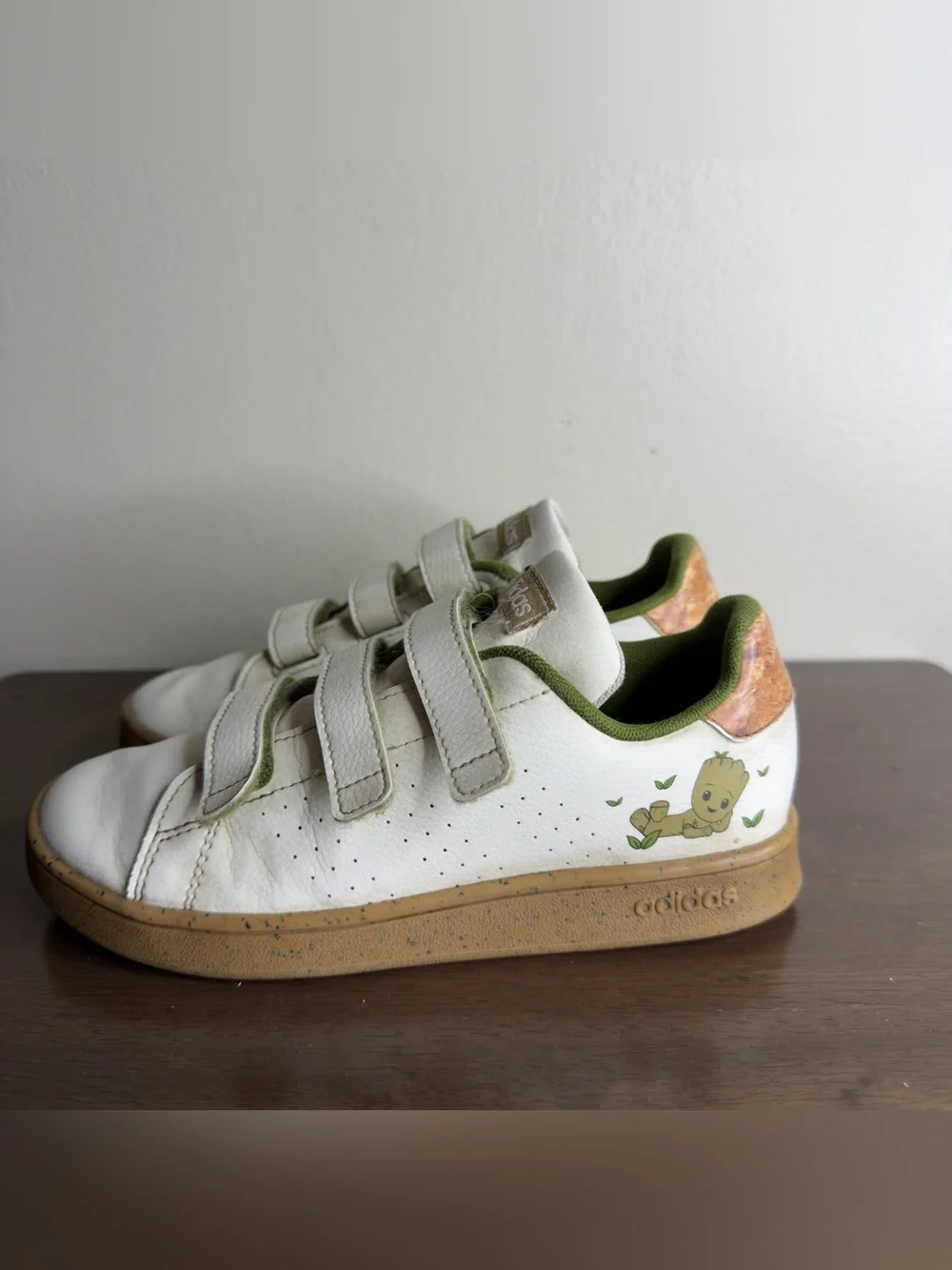 Adidas Advantage x Marvel “ I Am Groot” White Leather Sneakers Sz 2.5 Kids